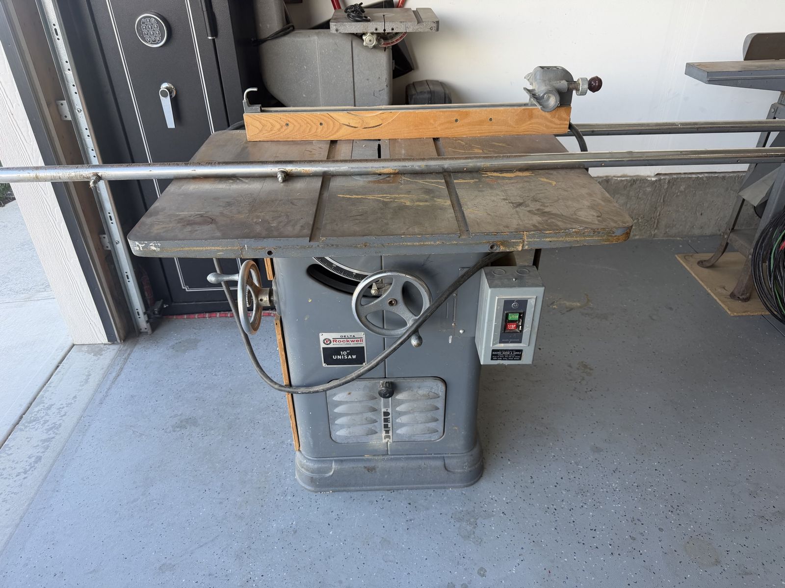 DELTA Rockwell 10" UNISAW Industrial Table Saw with Fence & Extension