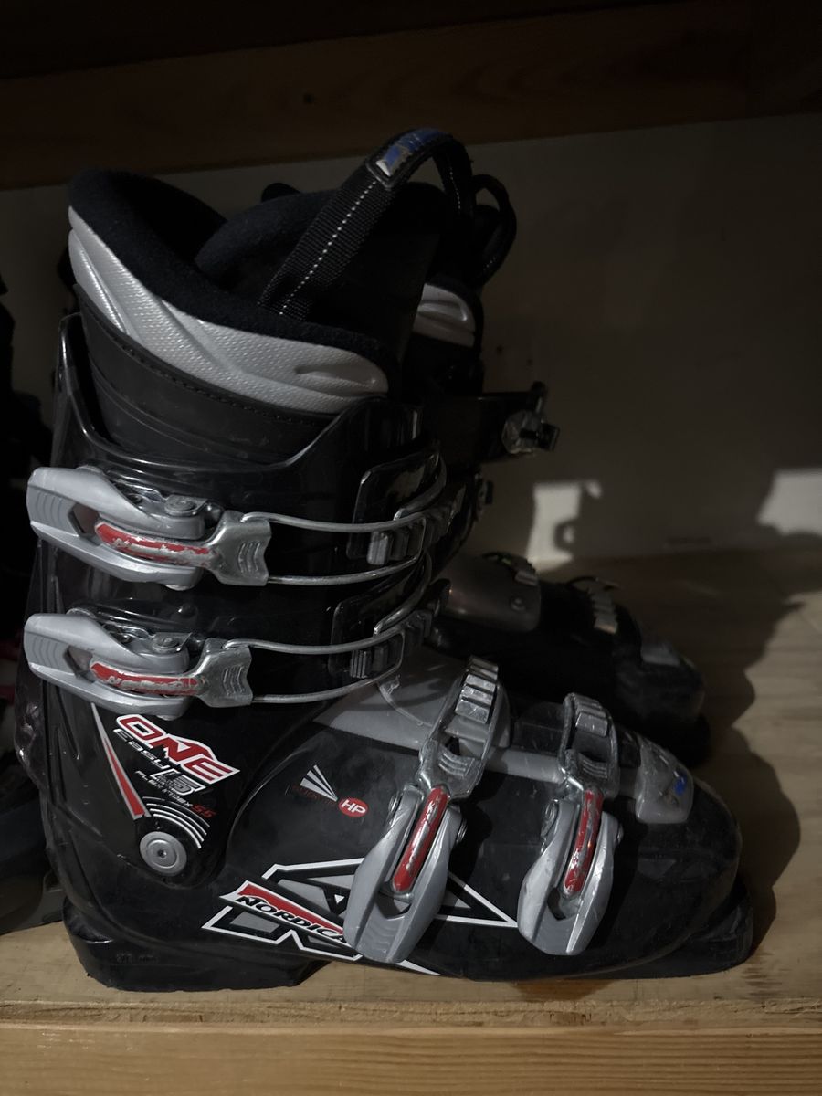 Nordica 25.5 or us size 7.5 downhill ski boots 