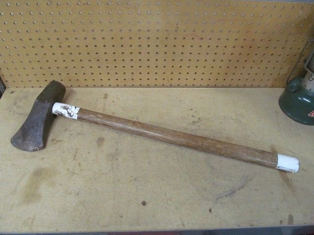Wood splitting maul