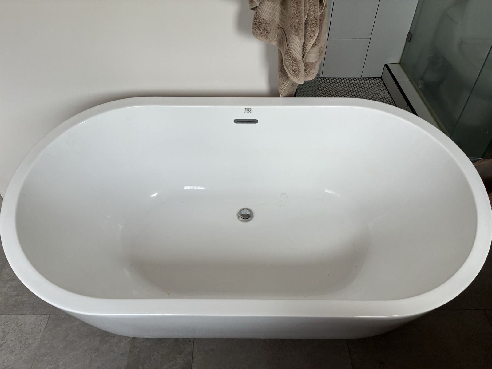 Freestanding Soaking Bathtub, White Oval Bath Tub, Excellent Condition