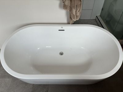 Freestanding Soaking Bathtub, White Oval Bath Tub, Excellent Condition