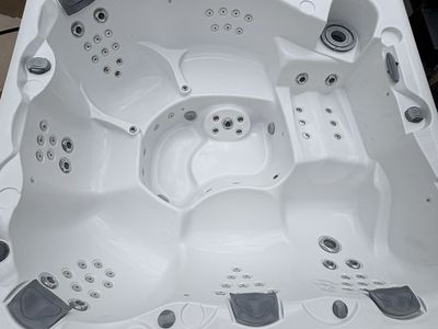 Aquaterra Spa - Hot Tub