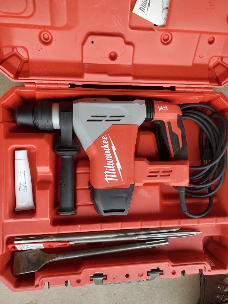 Milwaukee Rotary Hammer Drill 5317-21 with AVS - Includes Case and Bits
