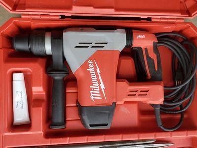 Milwaukee Rotary Hammer Drill 5317-21 with AVS - Includes Case and Bits
