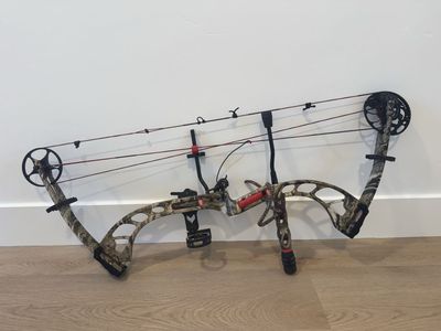 PSE Stinger 3G Compound Bow Right-Handed Camo Archery Hunting Bow and arrows