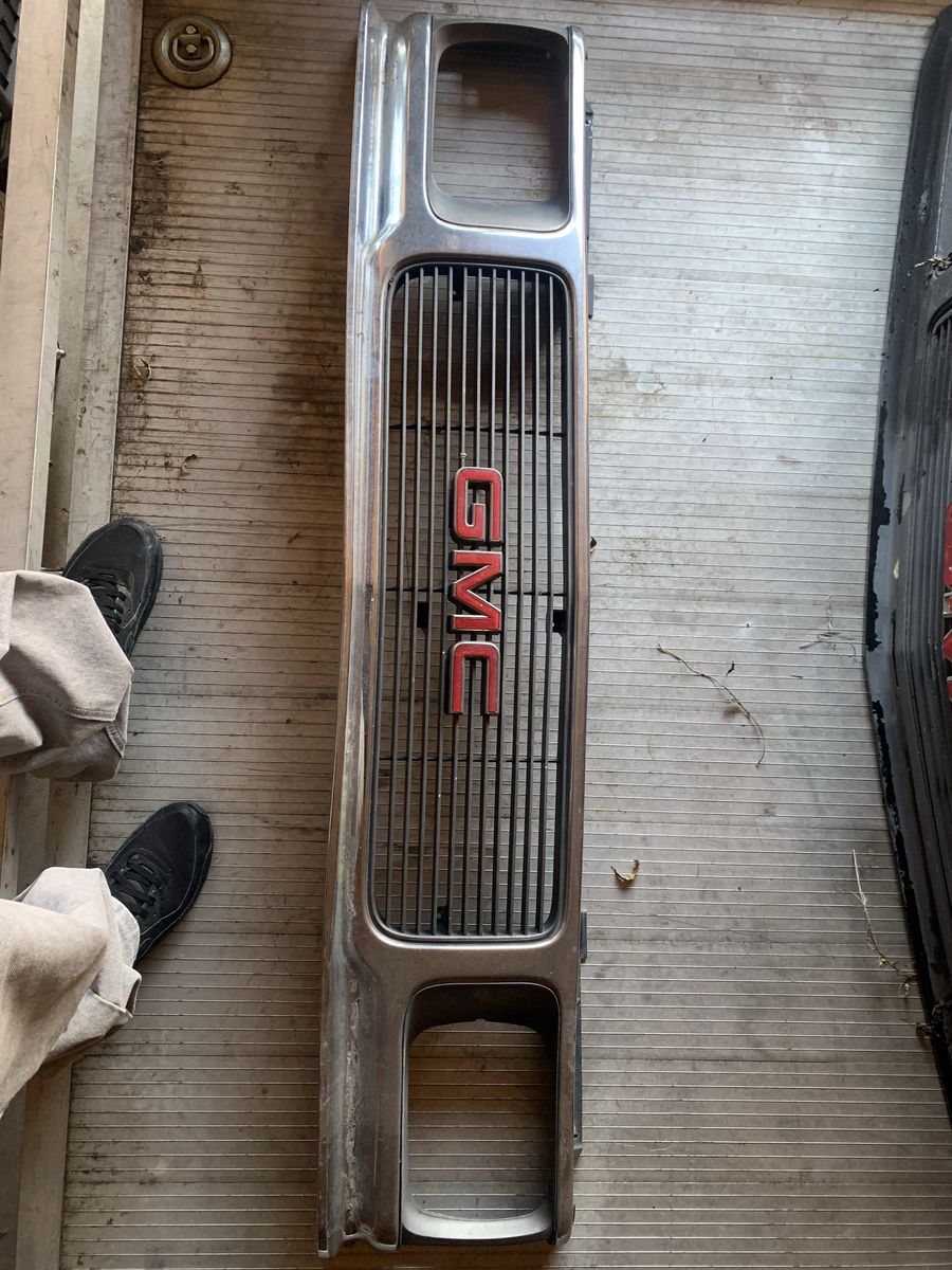 EARLY 90s GMC S15 or SONOMA GRILLE