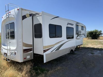 2009 Keystone Evert 5th Wheel