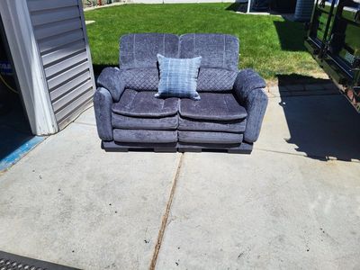 Fabric LoveSeat w/Pillow
blue*
