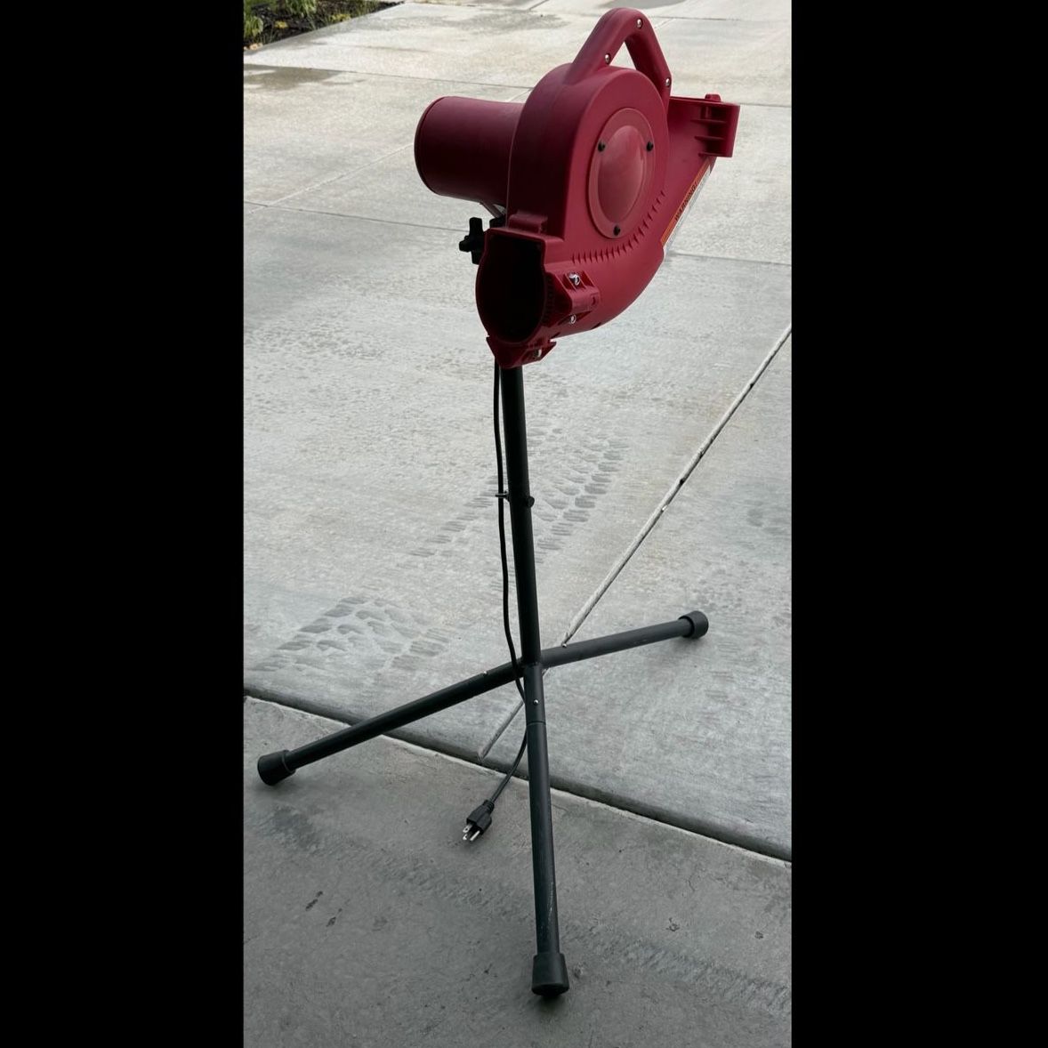Pitching machine 
