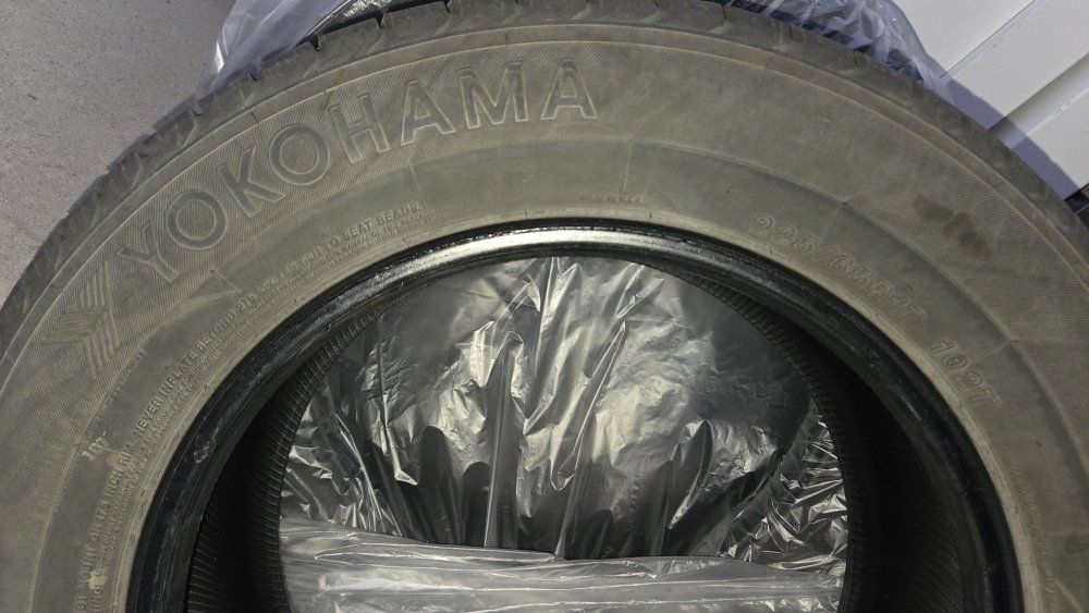 Set of 4 Yokohama 225/65R17 AVID Touring-S 102T Tires