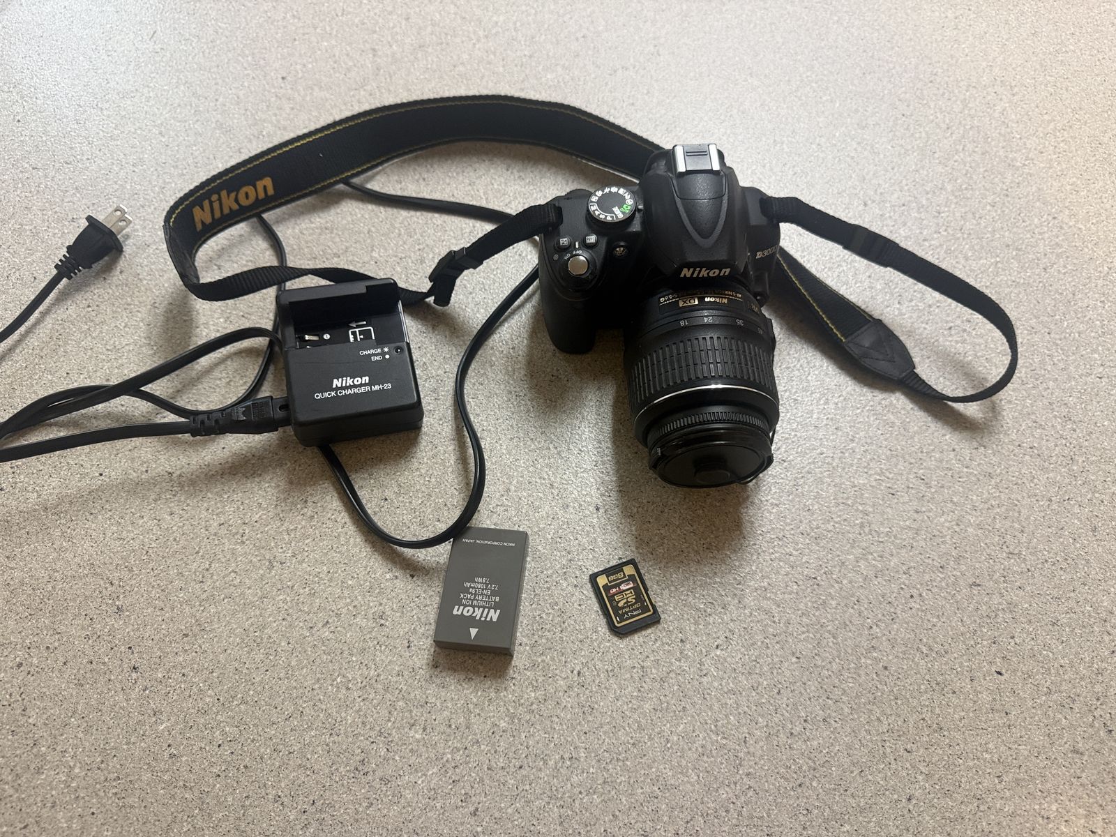 Nikon D D3000 10.2MP 18-55mm f/3.5-5.6G AF-S DX VR Nikkor LENS. PLUS 8GB SD CARD