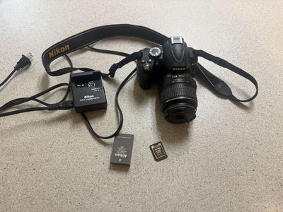 Nikon D D3000 10.2MP 18-55mm f/3.5-5.6G AF-S DX VR Nikkor LENS. PLUS 8GB SD CARD
