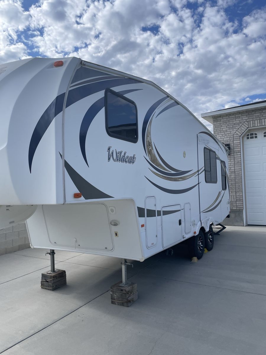 2013 Forest River Wildcat F241 RLX 28ft 5th Wheel RV Trailer