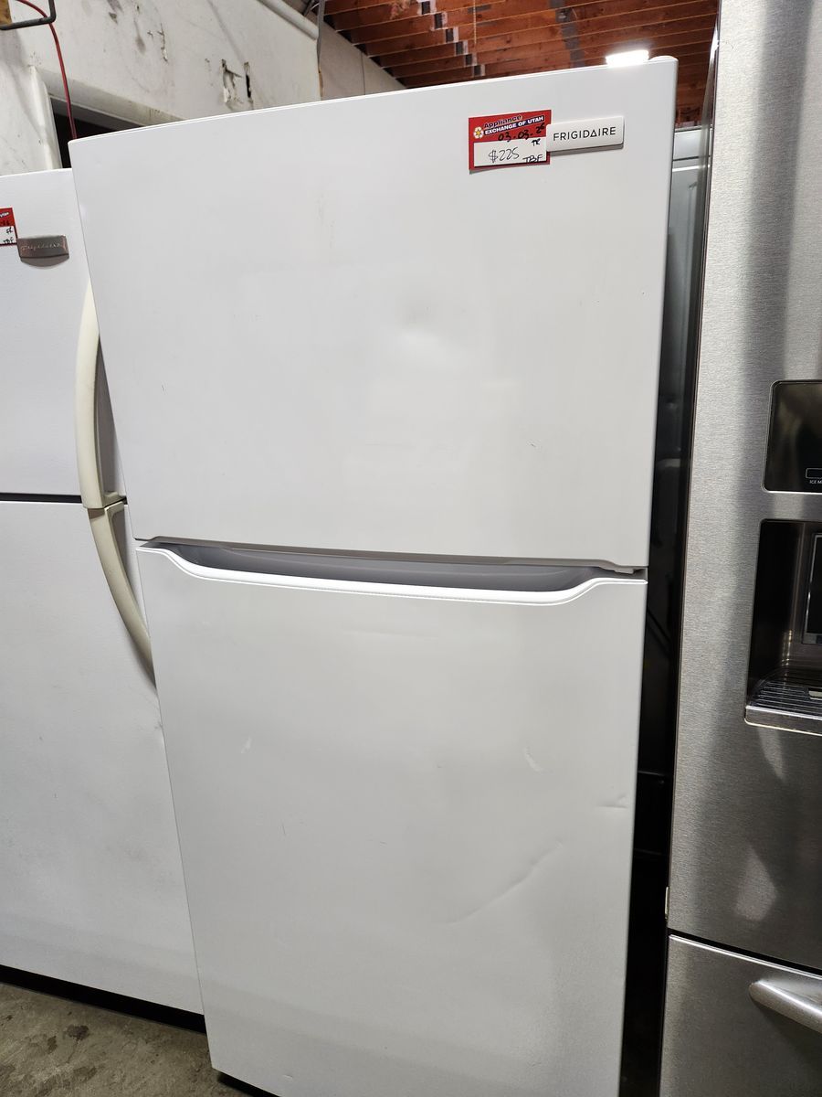 GREAT FRIGIDAIRE TOP AND BOTTOM FRIDGE! W-WARRANTY
