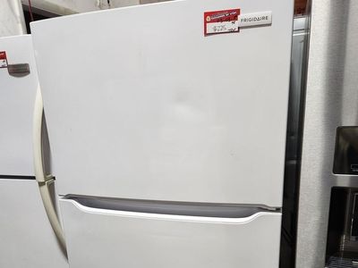 GREAT FRIGIDAIRE TOP AND BOTTOM FRIDGE! W-WARRANTY