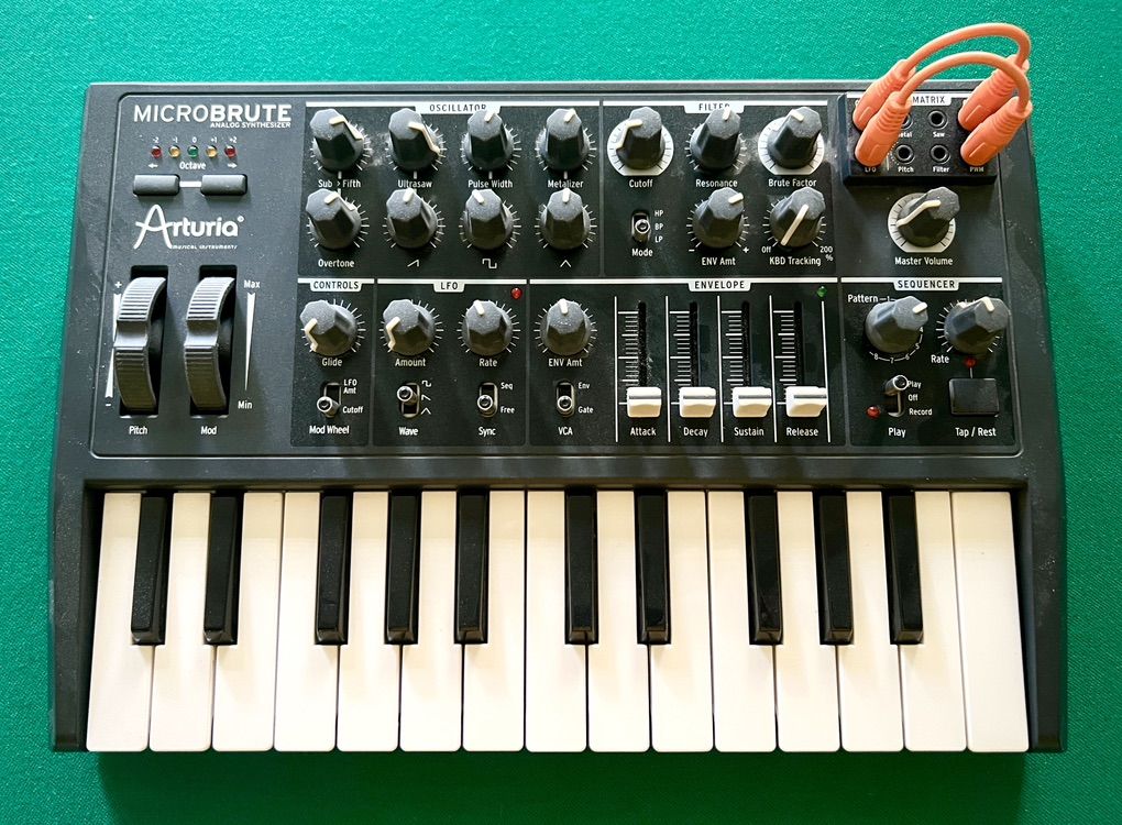 Arturia Microbrute • 25-Key Monophonic Synthesizer