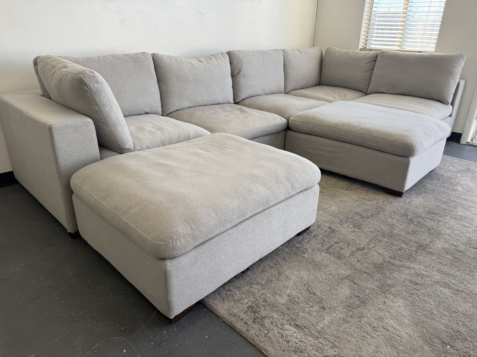 GRAY COSTCO MODULAR SECTIONAL SOFA COUCH & OTTOMAN