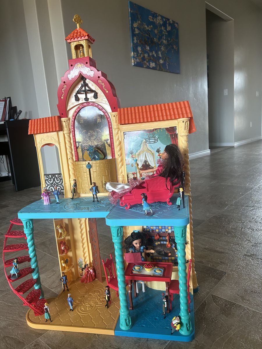 Elena of Avalor castle with Elena, Isabelle and other accessories