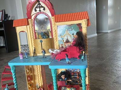 Elena of Avalor castle with Elena, Isabelle and other accessories