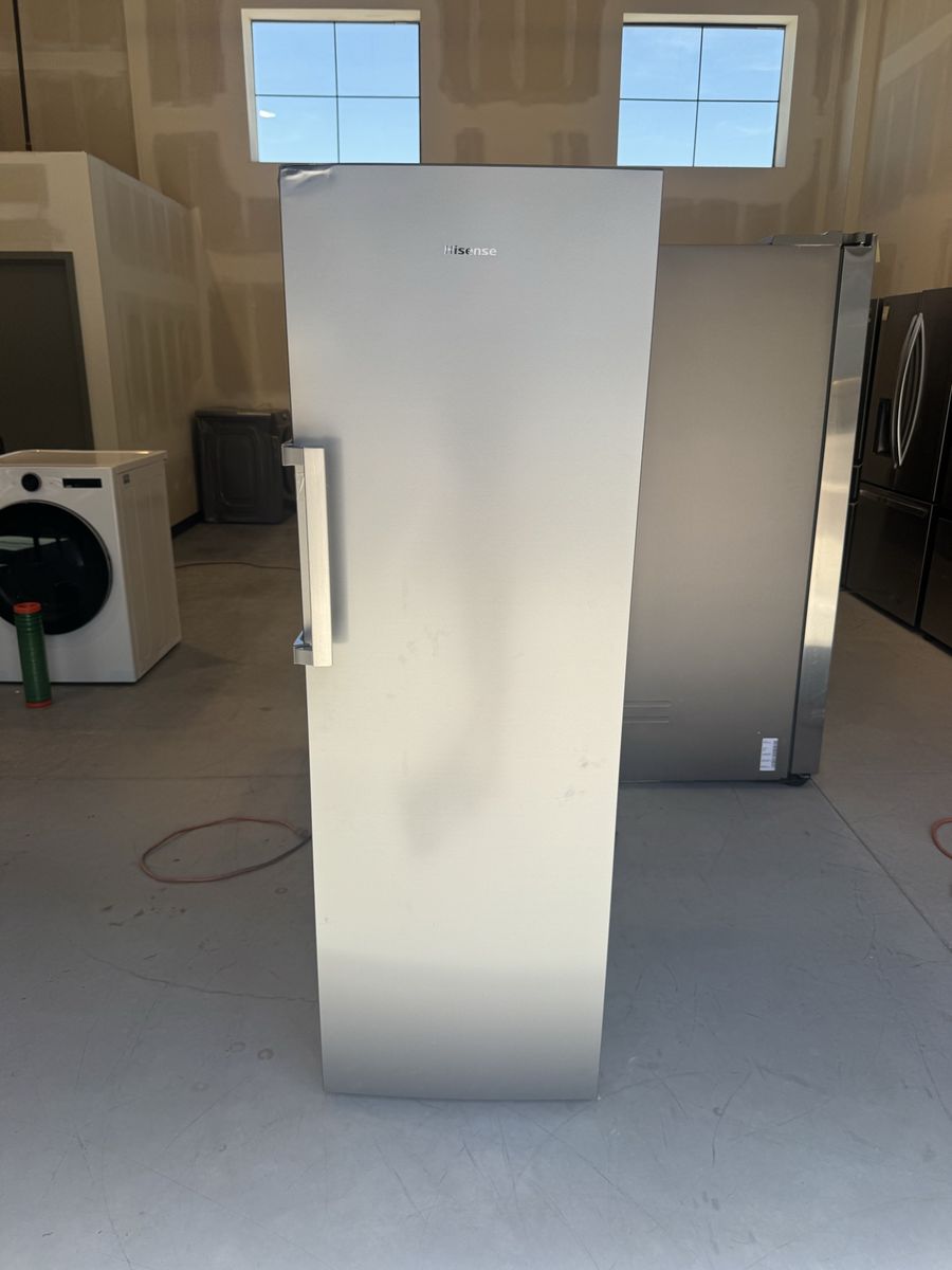 Scratch and dent Hisense 10.2 Garage Ready Convertible Upright Freezer