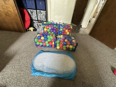 Ball pit with balls include