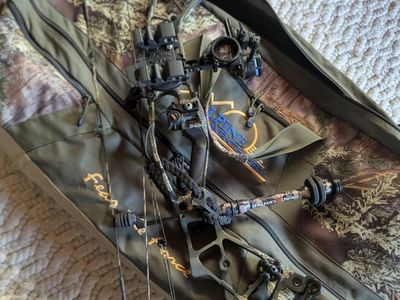 Hoyt Hyperforce Compound Bow with Spot Hogg Fast Eddie Sight & Carrying Case.