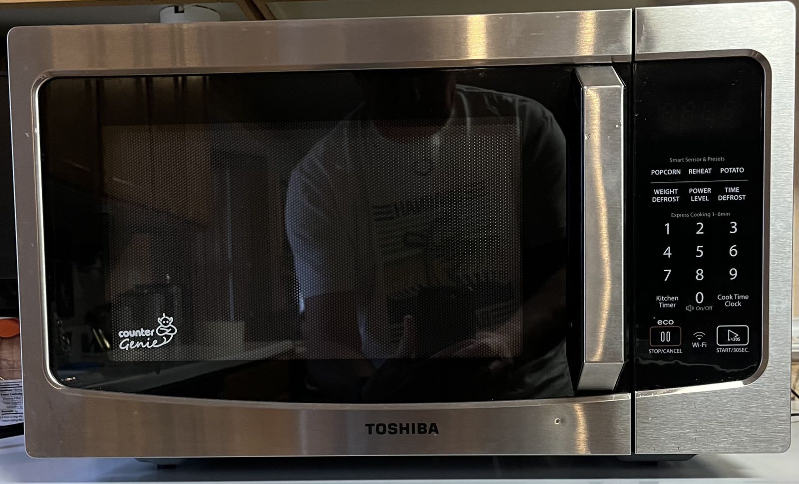 TOSHIBA 1.1-Cu Ft Countertop Microwave Oven
