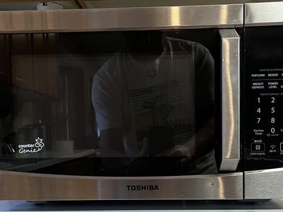 TOSHIBA 1.1-Cu Ft Countertop Microwave Oven