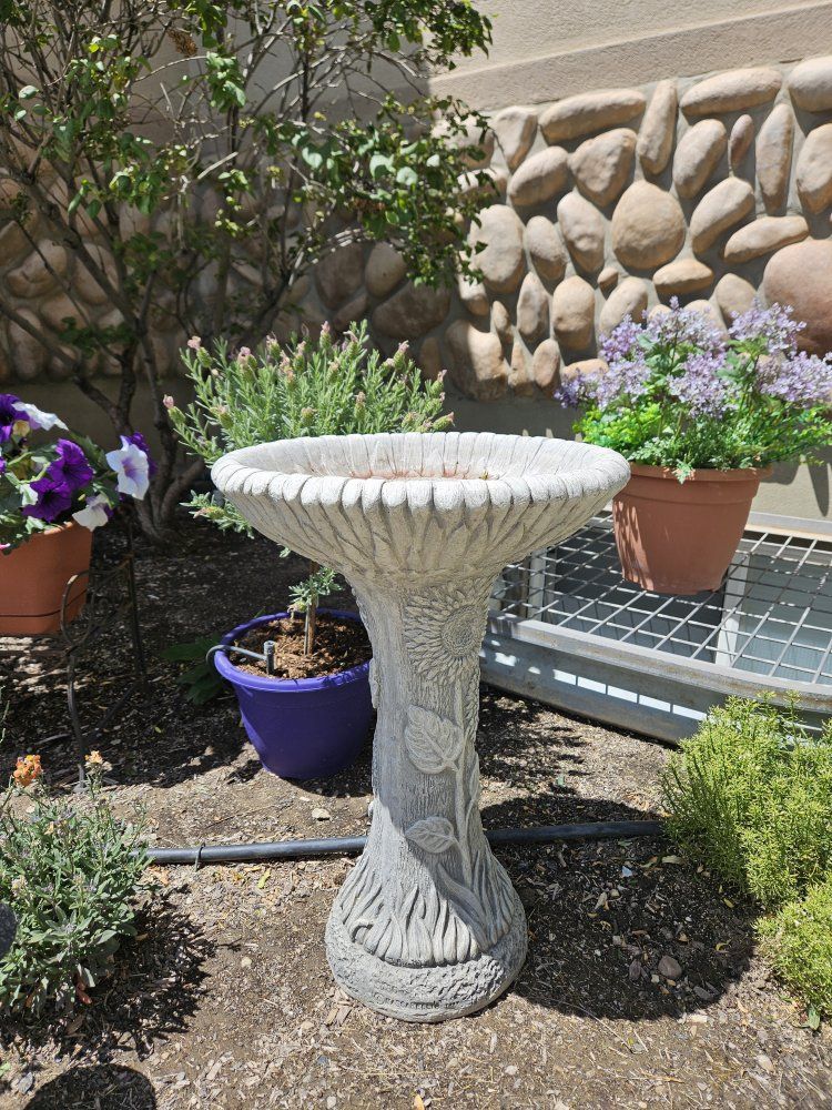 Decorative Concrete Bird Bath with Sunflower & Leaf Design - Garden Decor