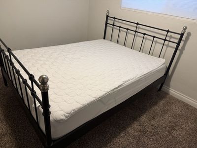Queen Metal Bed Frame With Matress