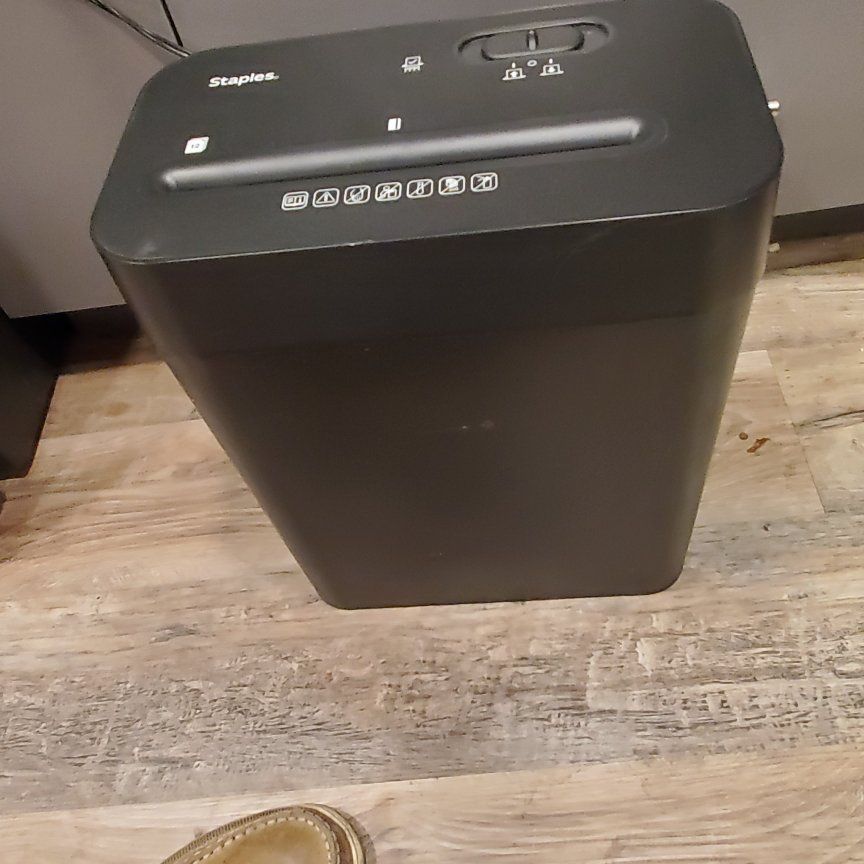 Staples 12 sheet  cross-cut shredder