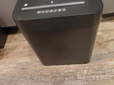 Staples 12 sheet cross-cut shredder