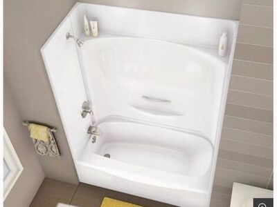 *Brand New In Box* MAXX Right drain bathtub.