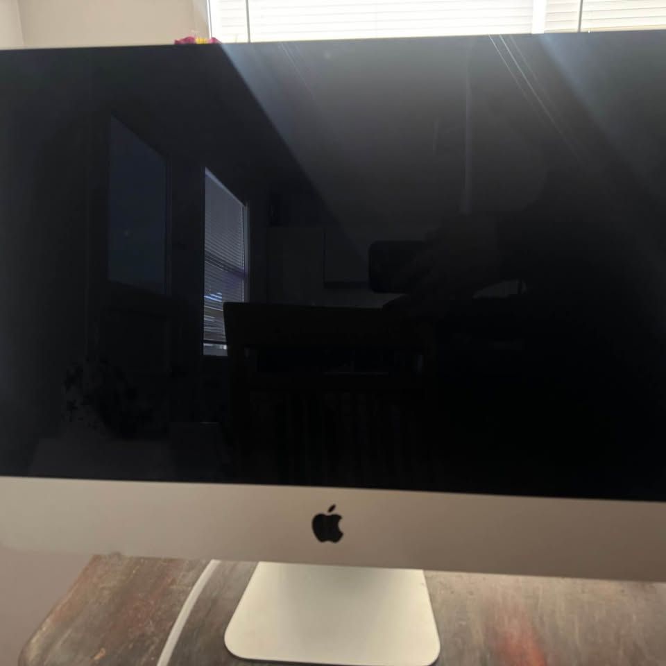 Apple iMac 21.5” – 1TB Storage – Great Condition/ Fully Reset