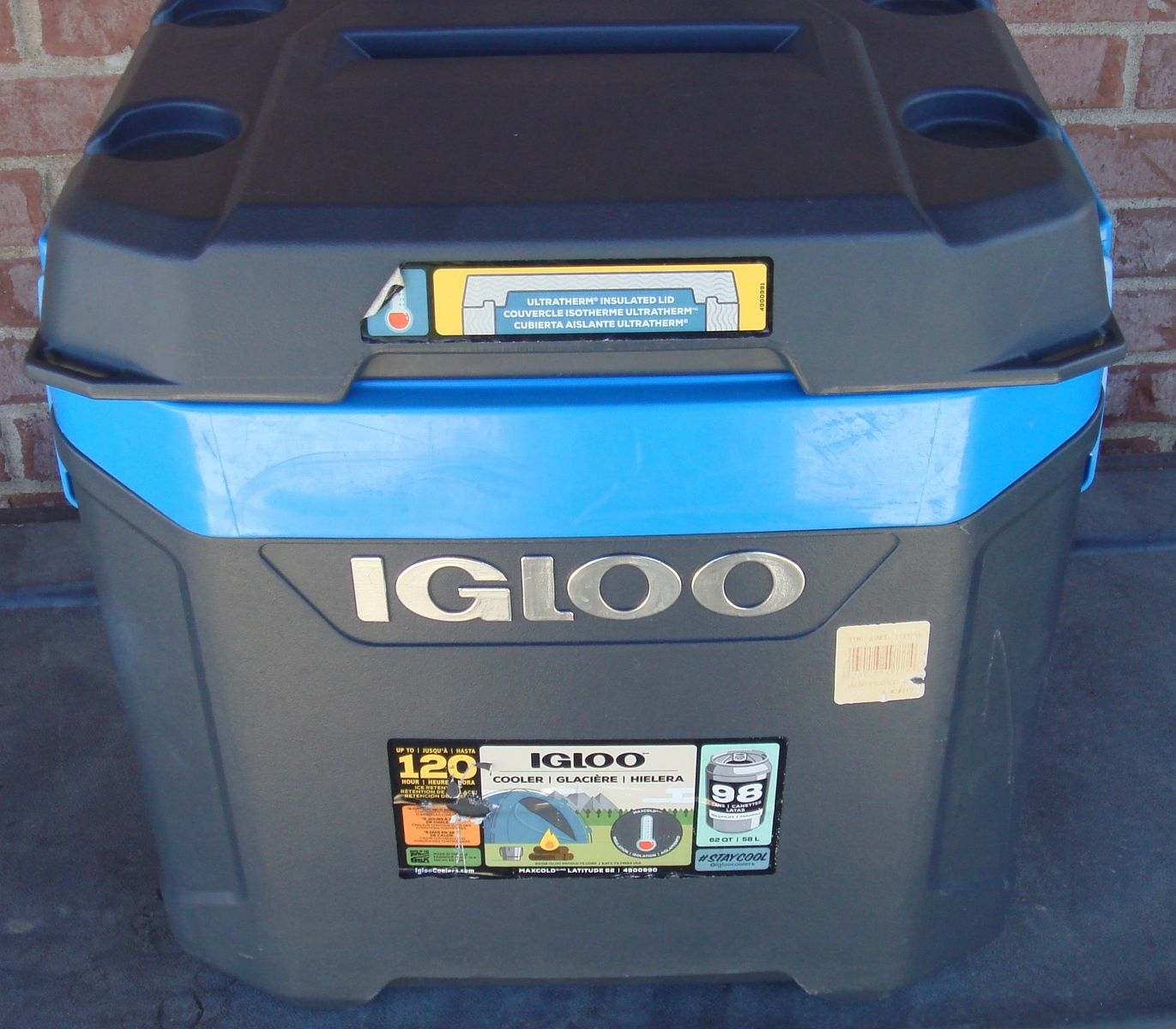 Igloo LARGE rolling cooler.  With wheels and telescoping handle.
