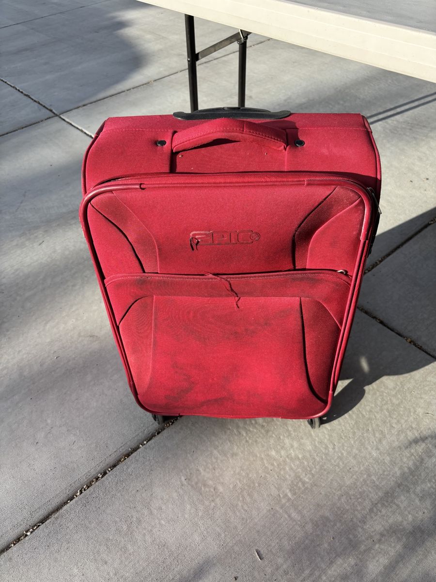 Red 4-wheeled suitcase