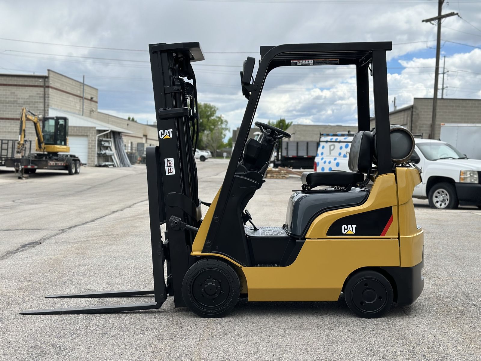 CATERPILLAR FORKLIFT 4000 LB LIFT TRIPLE STAGE MAST SIDE SHIFT CAT