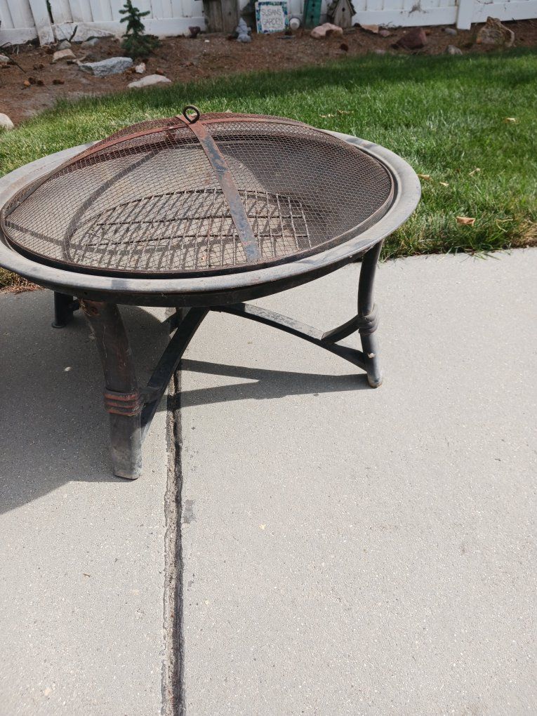 Used Outdoor wood burning Fire Pit with Spark Screen and Grill Grate - Durable Metal Construction