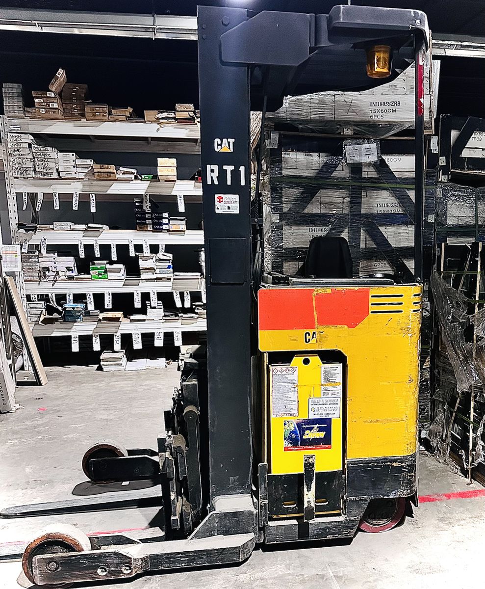 2000 CAT NRR40 Reach Forklift – 5k Hours – New Battery – Needs Repair – $3,000