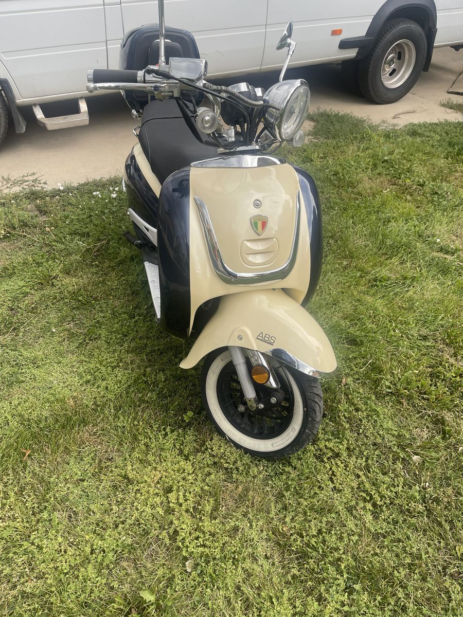 2018 ZNEN 150cc Retro Vespa-Style Scooter - Blue/Cream