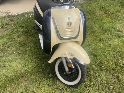 2018 ZNEN 150cc Retro Vespa-Style Scooter - Blue/Cream
