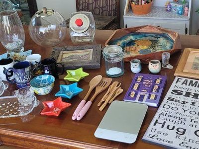 Large lot of Kitchen Items and Home Decor...Must Read this Ad!