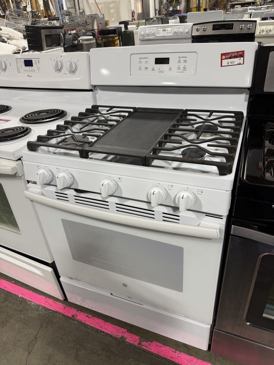 GE White Gas Range Oven w/ 5 Burners and Griddle, Clean, Excellent Condition