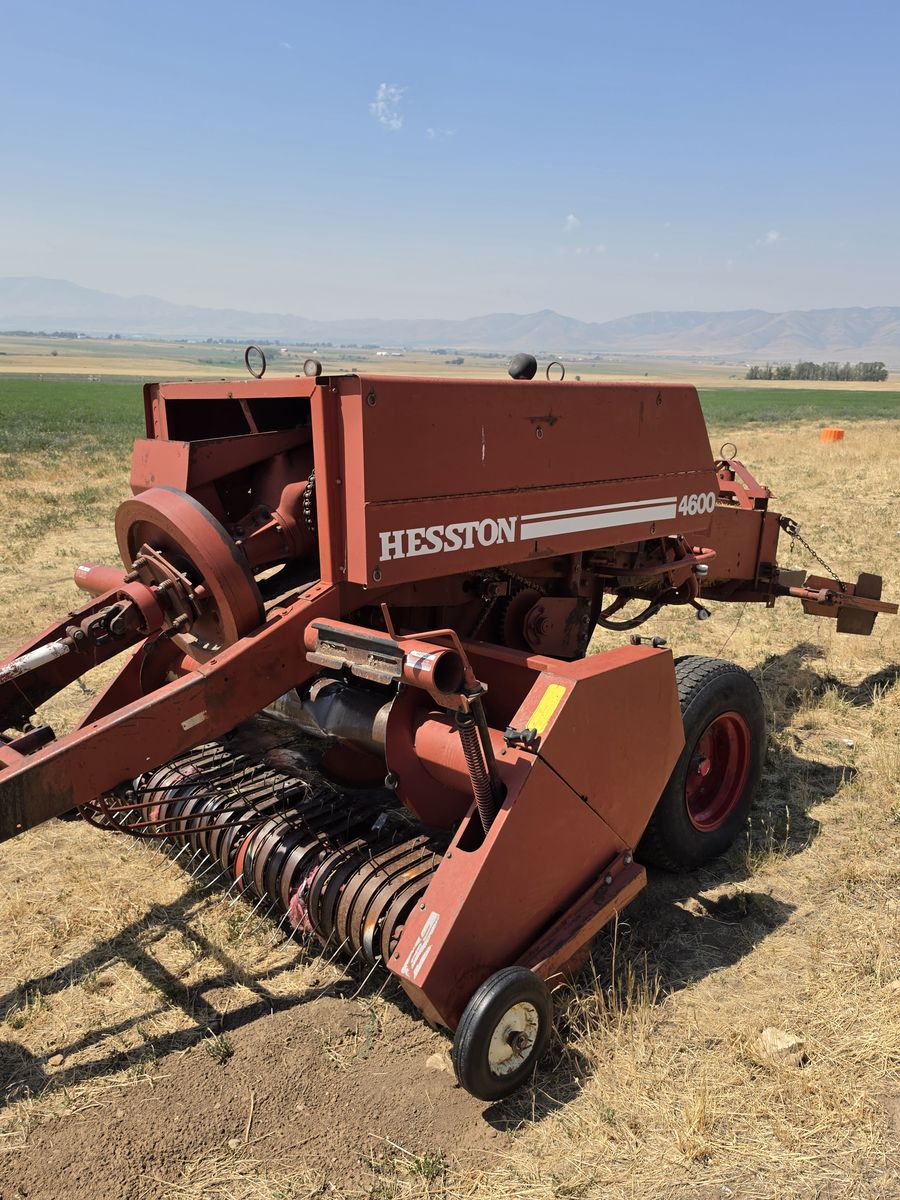 Hesston 4600 baler
