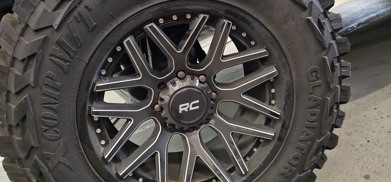 Rough Country Wheels with Gladiator Tires 37x13.50R20LT (5)