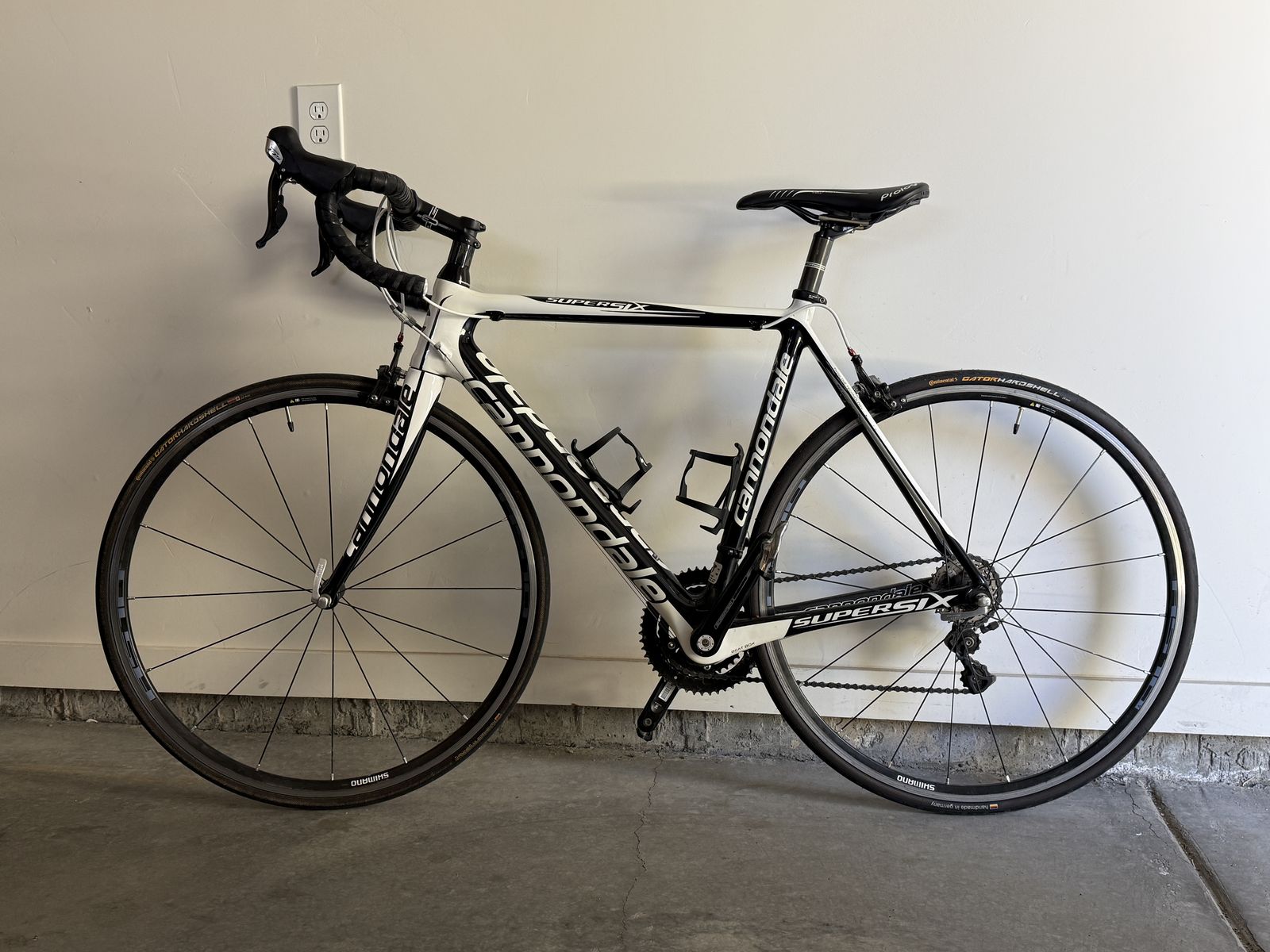 Cannondale SuperSix Road Bike (54cm) — Black/White Carbon Fiber Frame, Shimano Wheels