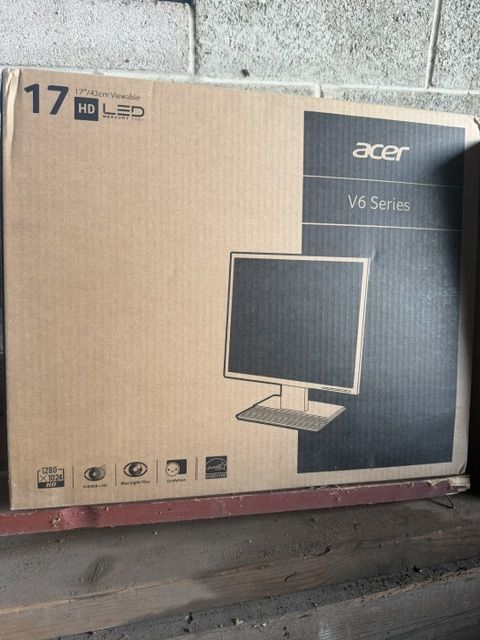Computer Monitors (2) ACER V6 Series 17"