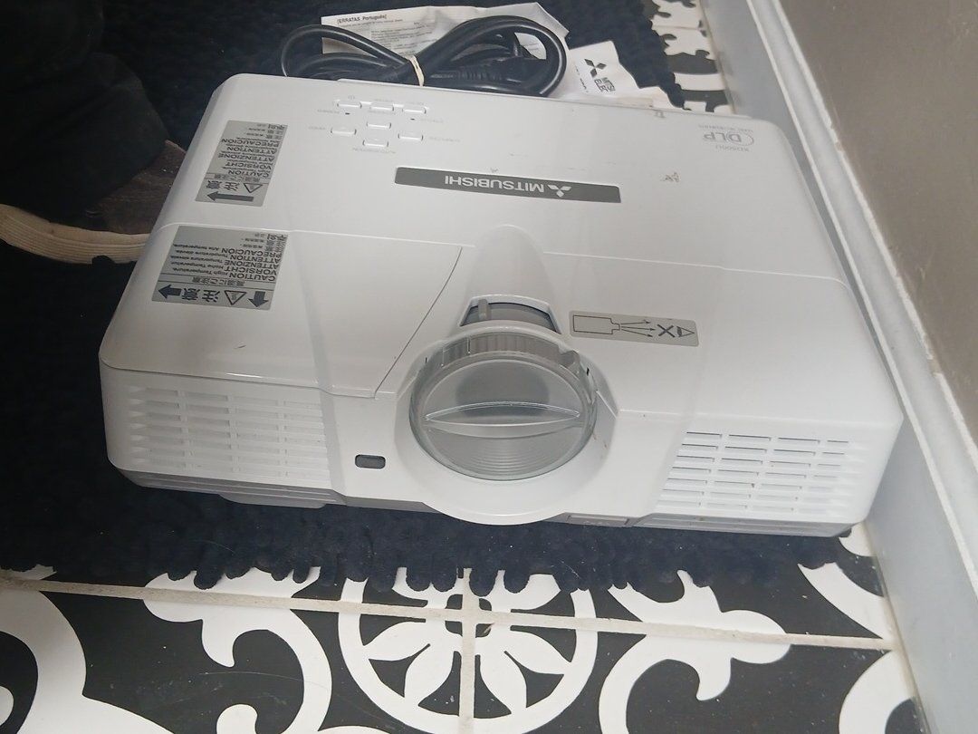 Mitsubishi XD500U DLP Digital Projector - White, Powers On