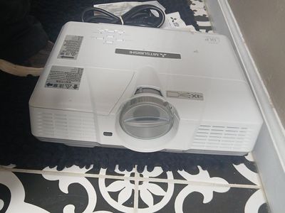 Mitsubishi XD500U DLP Digital Projector - White, Powers On