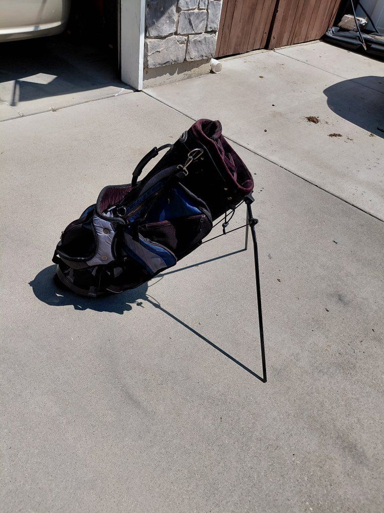 Knight Golf Stand Bag Black Blue Maroon Trim Dual Strap Folding Legs